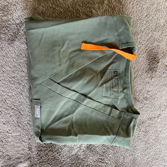 SOLD Figs scrubs - Picture 5 of 10